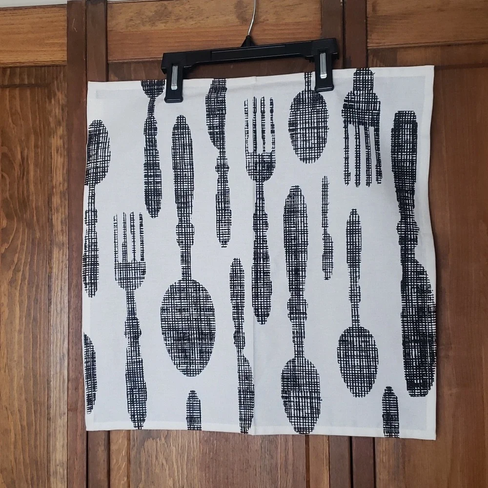 Crate&Barrel NWOT Cloth Dinner Napkins Set of 4 - Picture 2 of 5